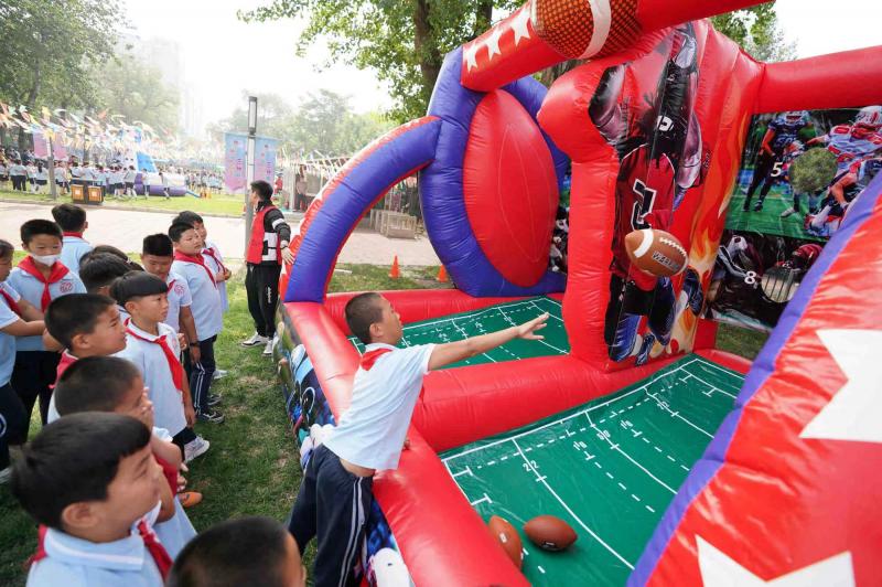 一年级小学生光荣加入少年先锋队,少先队入队游园