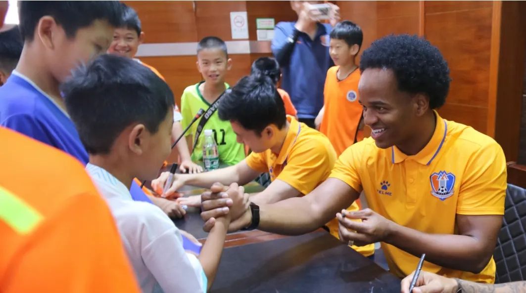 校园足球队传递快乐,推动校园足球丰富校园生活