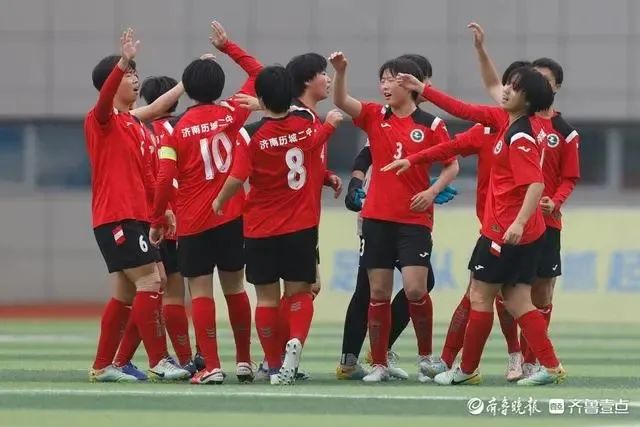 济南历城二中女足为国出征，“能踢能学”秘诀何在