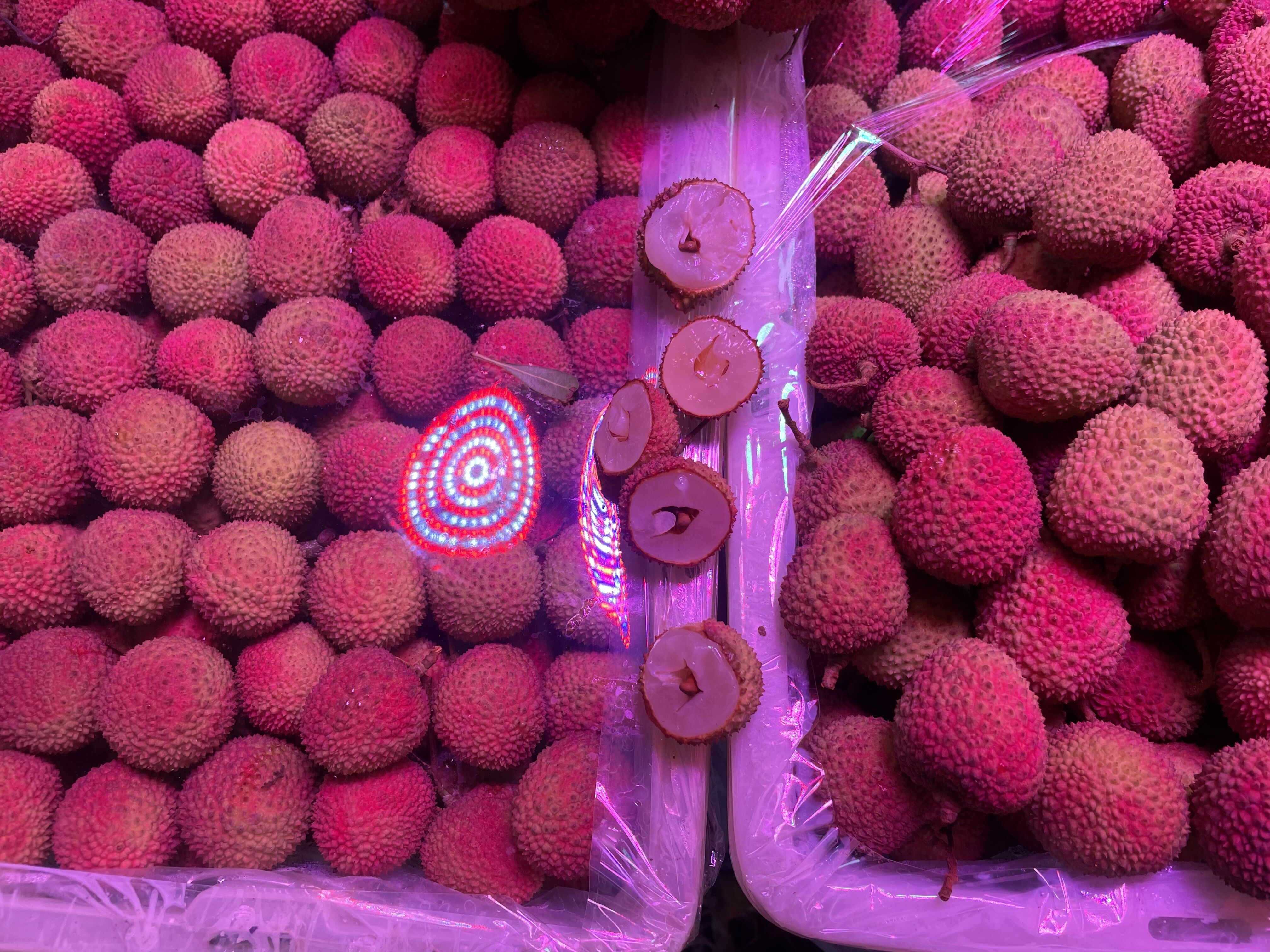 水果自由来了？昆明市场荔枝、桃、杨梅、山竹价格亲民