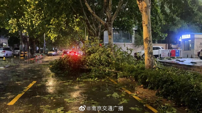 江苏遭超强龙卷风冰雹突袭,今明两日14省将迎8级以上雷暴大风