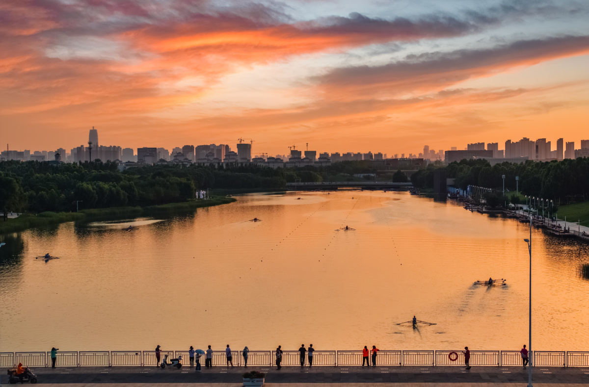 高校赛艇队排名,南京九所高校赛艇队竞逐秦淮
