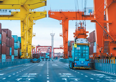 载箱穿梭畅行码头