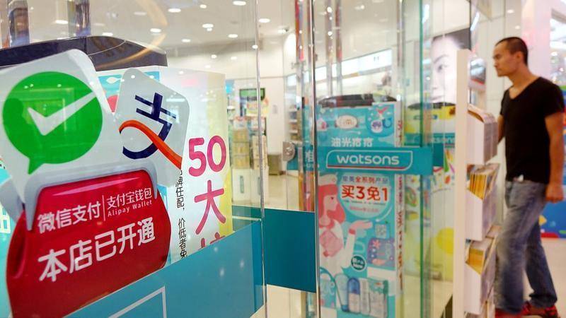 蜗牛爬过山丘,蚂蚁下山坡