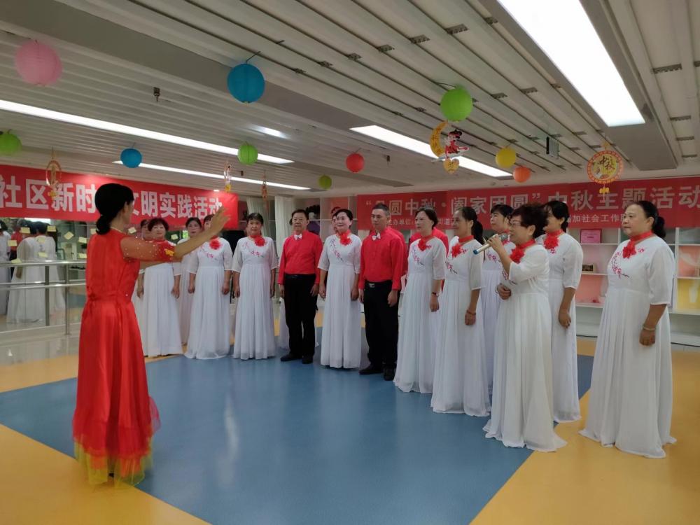 重庆夏夜烟火气|水乐园“最强嬢嬢”:花式避暑,我在造浪池跳广场舞