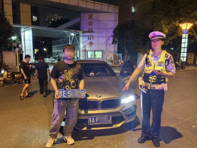 交警查获一起套牌车辆违法行为,三里屯查处伪造和变造号牌