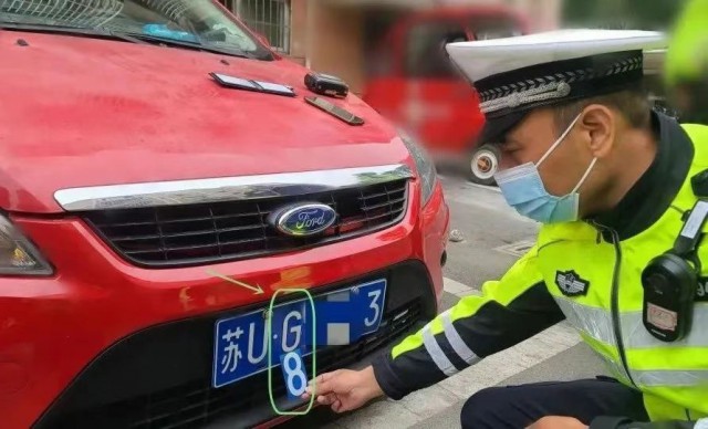 交警查获一起套牌车辆违法行为,三里屯查处伪造和变造号牌