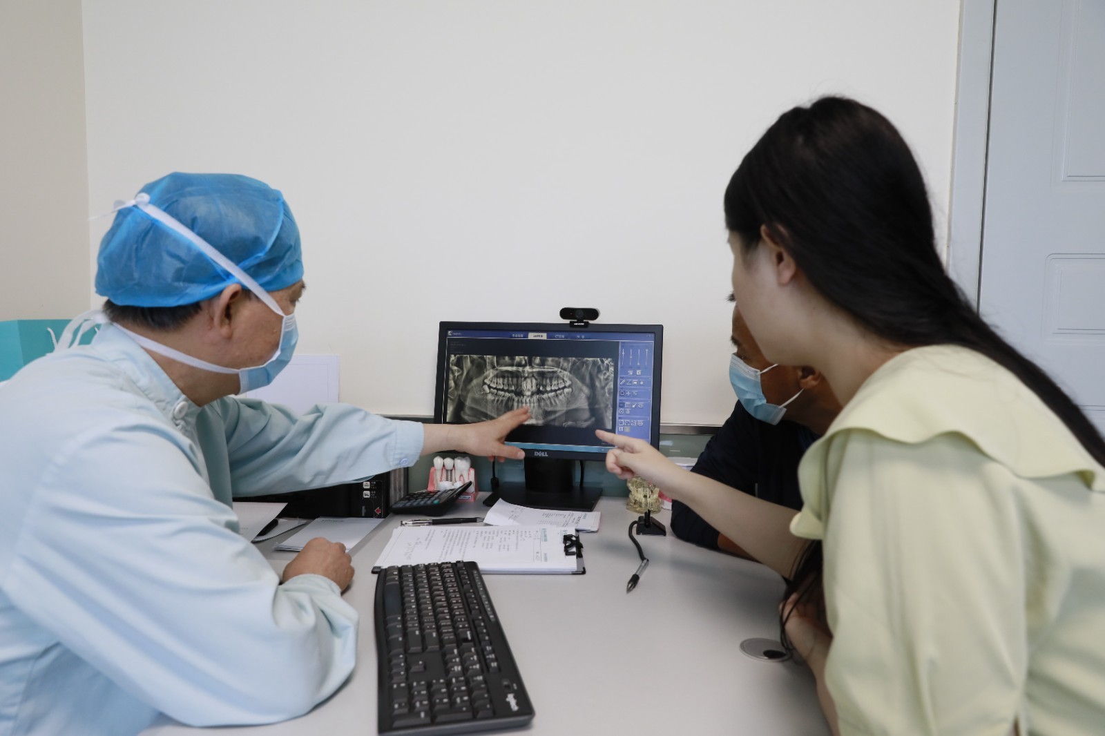 鍙ｈ厰涓撳鍧愯瘖浜蹭复鐜板満,鍚嶅尰鍙ｈ厰闂ㄨ瘖