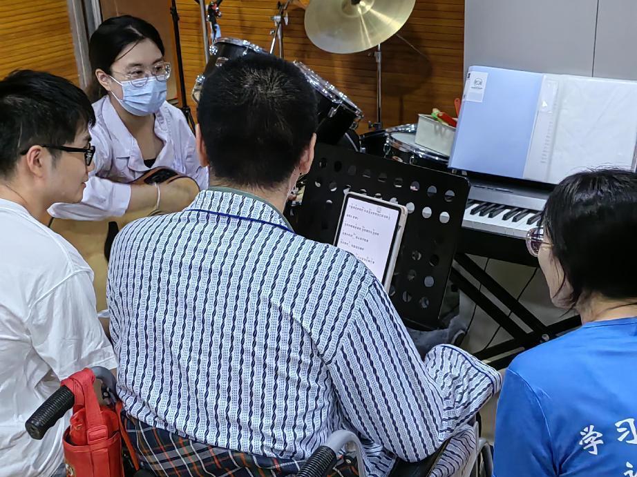 滨州医学院艺术治疗暑期社会实践团队走进中国康复研究中心，研讨“医教结合”创新模式