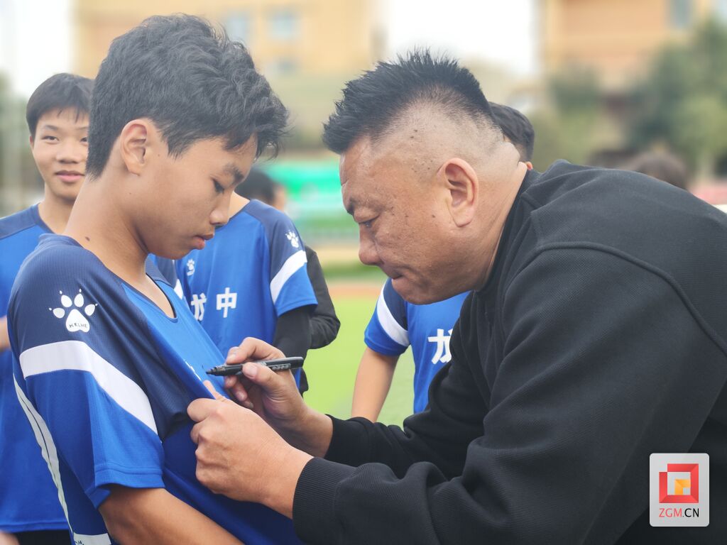 四川全兴足球队领队,自贡校园足球