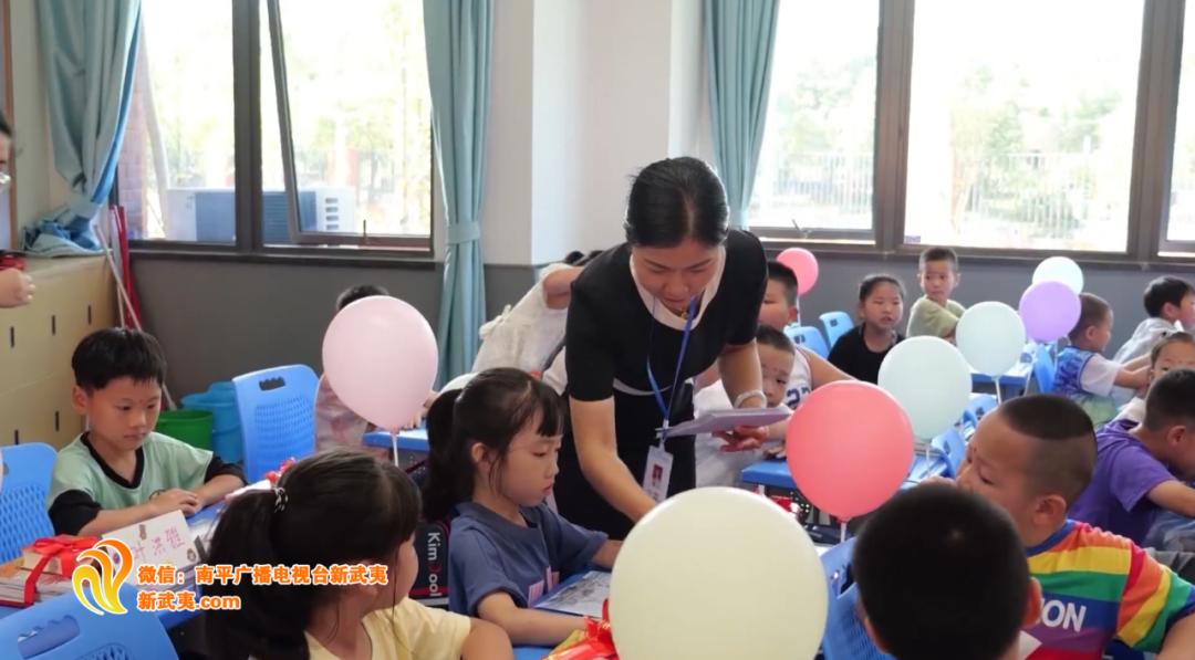 新学期新气象直击开学第一天,开学季新校园新活力