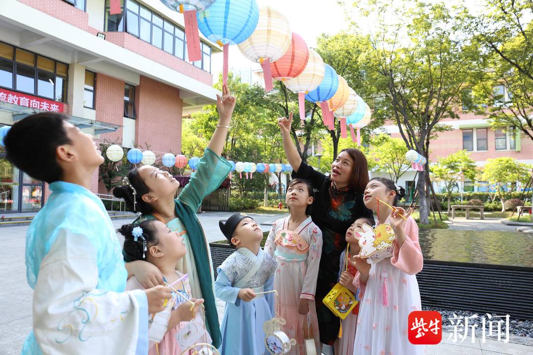 十年砥砺奋进一路逐梦前行,砥砺前行十年谱华章