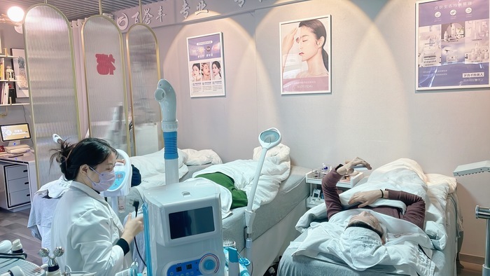 节前“轻医美”火热，有店家预约量为平日两倍，业内人士：光电和注射类占比高