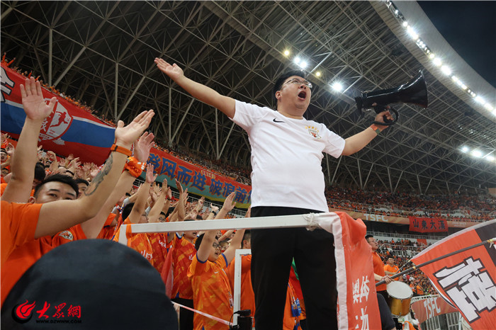 “将军”的呐喊——20年风雨依旧*安泰**小伙一颗“橙心”只为足球